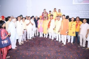 ‘हनुमान अंश’ फिल्म देखने पहुंचे 500 से अधिक श्रद्धालु, लाल-पीले परिधानों में नंगे पैर बैठकर किया दर्शन